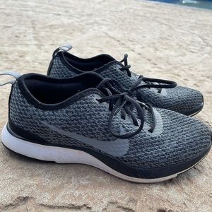 Brand NEW Boys sz 3 NIKE SNEAKERS 👟 👟